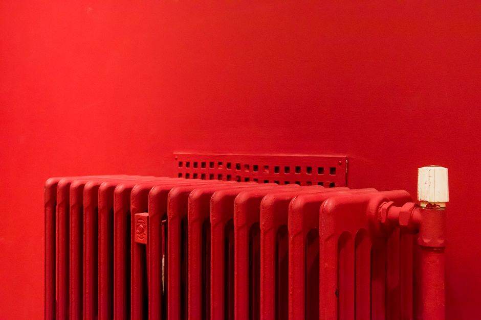 Radiateurs de chauffage collectif dans un immeuble résidentiel