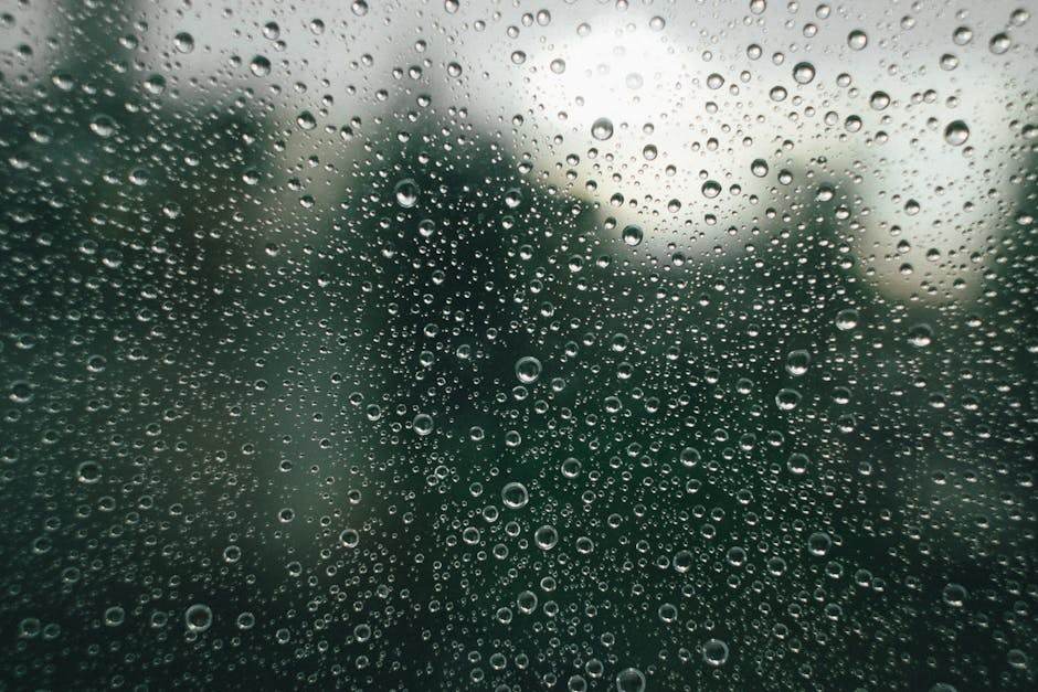 Gros plan sur une vitre avec film plastique isolant et condensation légère