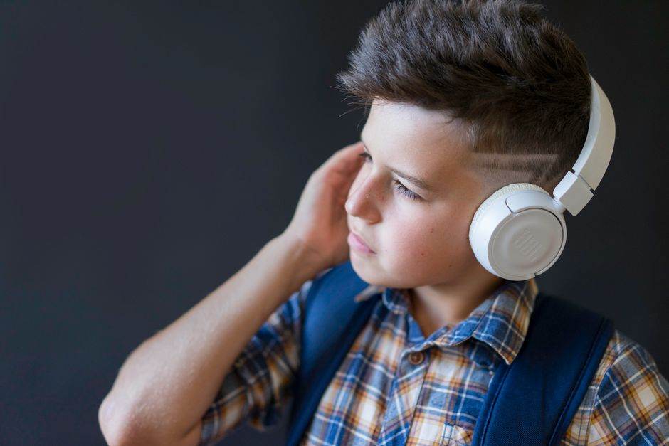 Casque Bluetooth JBL sur fond neutre
