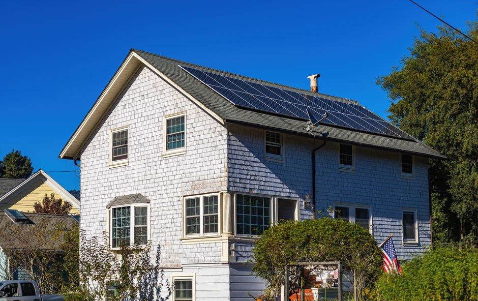 Maison avec panneaux solaires en plein jour