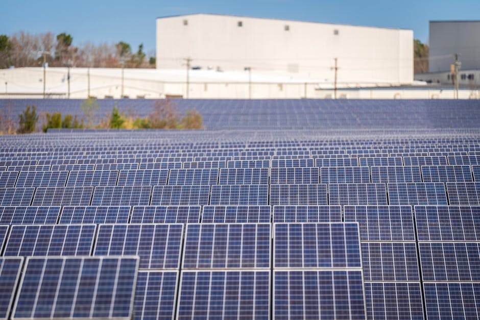 Réforme des heures creuses : pourquoi les clients Tempo EDF passent (pour l’instant) entre les gouttes A large solar farm with photovoltaic panels generating renewable energy outdoors.