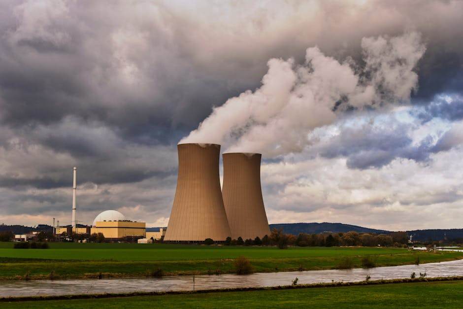 Centrale nucléaire avec tours de refroidissement au lever du soleil
