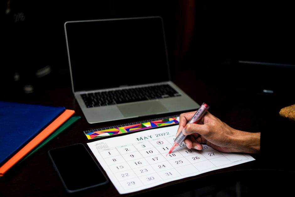 Calendrier sur bureau avec dates mises en évidence