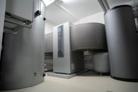 Chauffage de salle de bain : les seules solutions qui valent vraiment le coup en 2026 Efficient and innovative heat pump system in an indoor setting for advanced heating solutions.