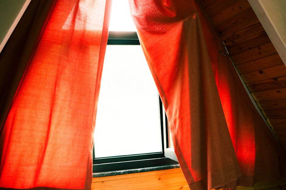 Fenêtre de maison avec rideaux thermiques fermés en soirée