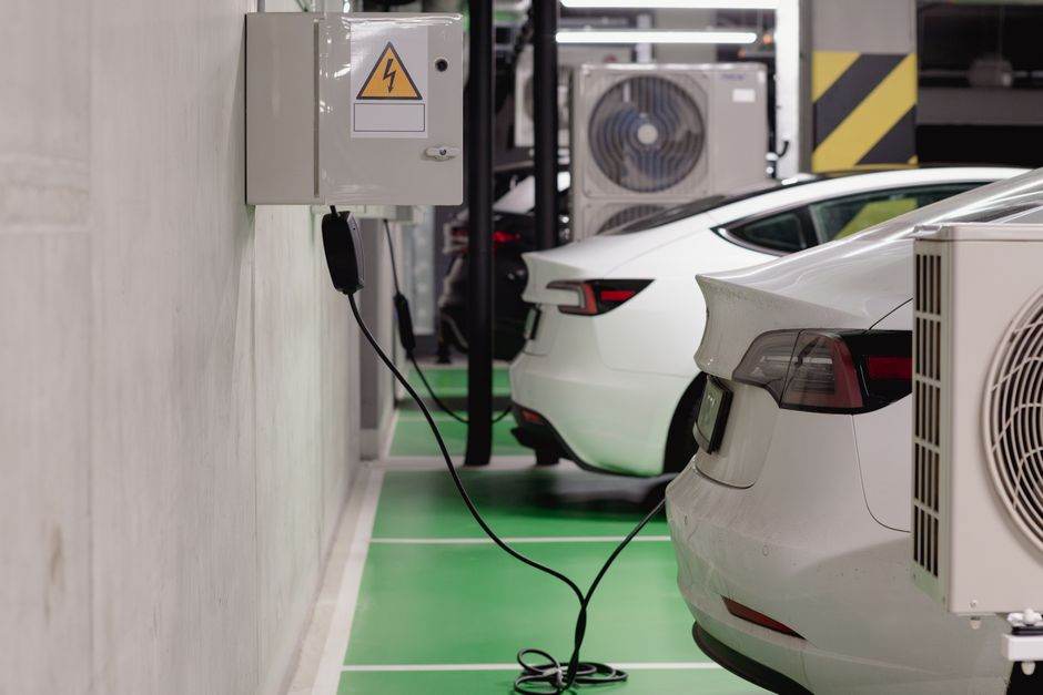 Batterie domestique en charge dans une maison moderne au moment des heures creuses