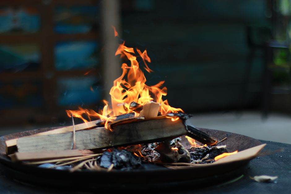 Isolant en lin : -30 % sur la facture de chauffage, vraie révolution ou promesse marketing ? A vibrant flame in an indoor fire pit, perfect for warmth and ambiance.