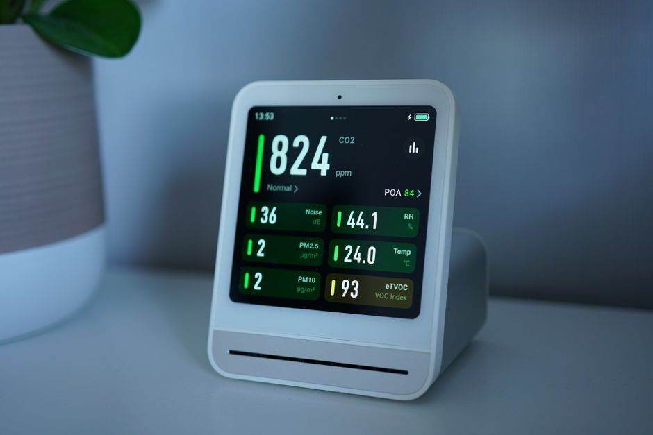 Electricity consumption monitoring with smart meter display