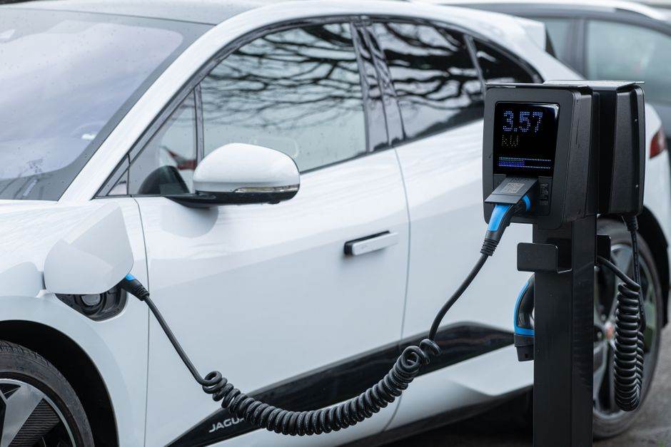 Octopus Energy en France : une facture d’électricité à zéro pendant 5 ans, rêve ou bascule du marché ? Close-up of an electric vehicle charging at a station, showcasing energy-efficient technology.