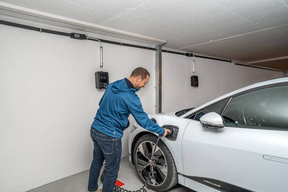Famille dans une maison avec véhicule électrique et équipements connectés pour le pilotage énergétique