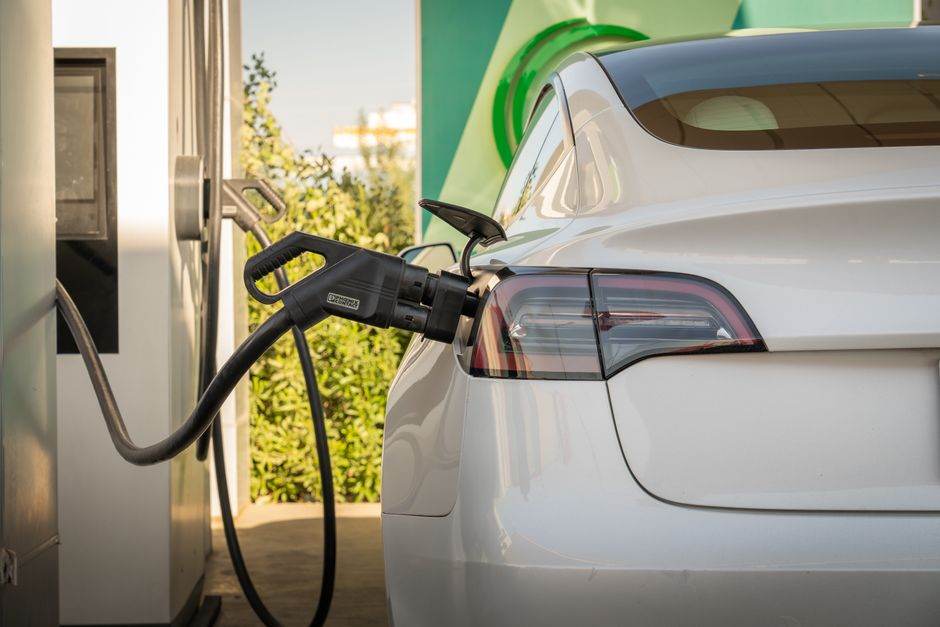 Taxe énergie et aides européennes : ce qui attend les ménages et les entreprises d’ici 2026 Electric Tesla car charging at a station in Erbil, Iraq. Eco-friendly transportation.