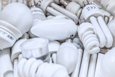 Effacement électrique : définition, mécanismes et rémunération en France Pile of diverse energy-efficient light bulbs showcasing an array of designs and functionalities.