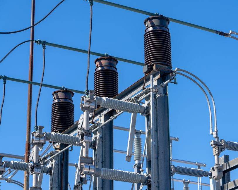 Fin du quasi-monopole de Séolis et Gérédis dans les Deux-Sèvres : ce qui change vraiment pour les usagers Detailed view of electrical components in a power substation under a clear blue sky.