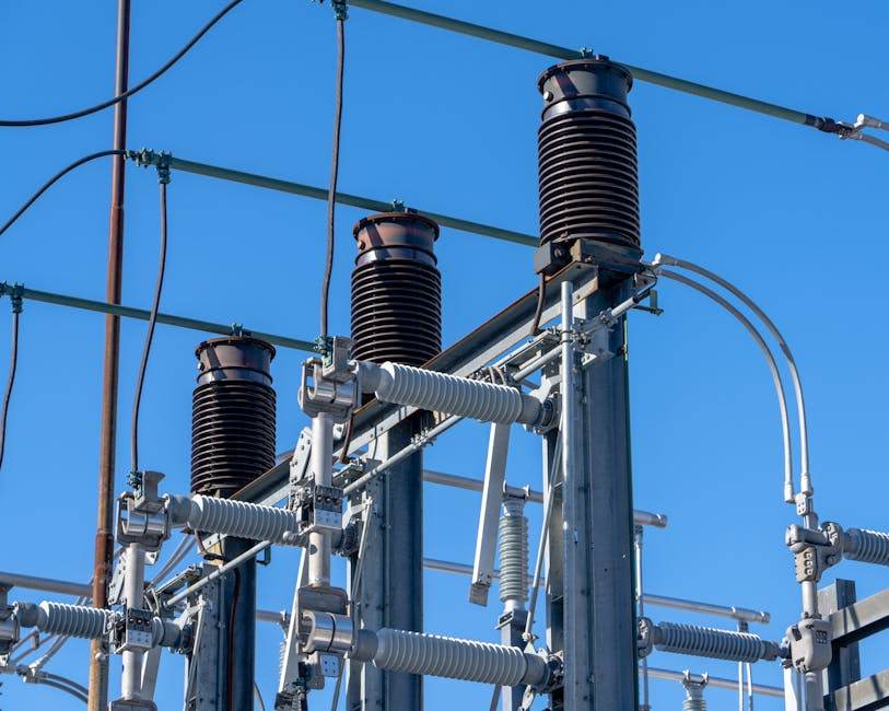 Nucléaire au thorium : la Chine relance la course à l’atome « propre » Detailed view of electrical components in a power substation under a clear blue sky.