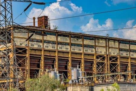 Hausse des taxes sur le gaz en 2026 : ce que va vraiment coûter l’accise à 4,40 €/MWh A dramatic view of an abandoned industrial structure in Delhi, India under a vibrant sky.