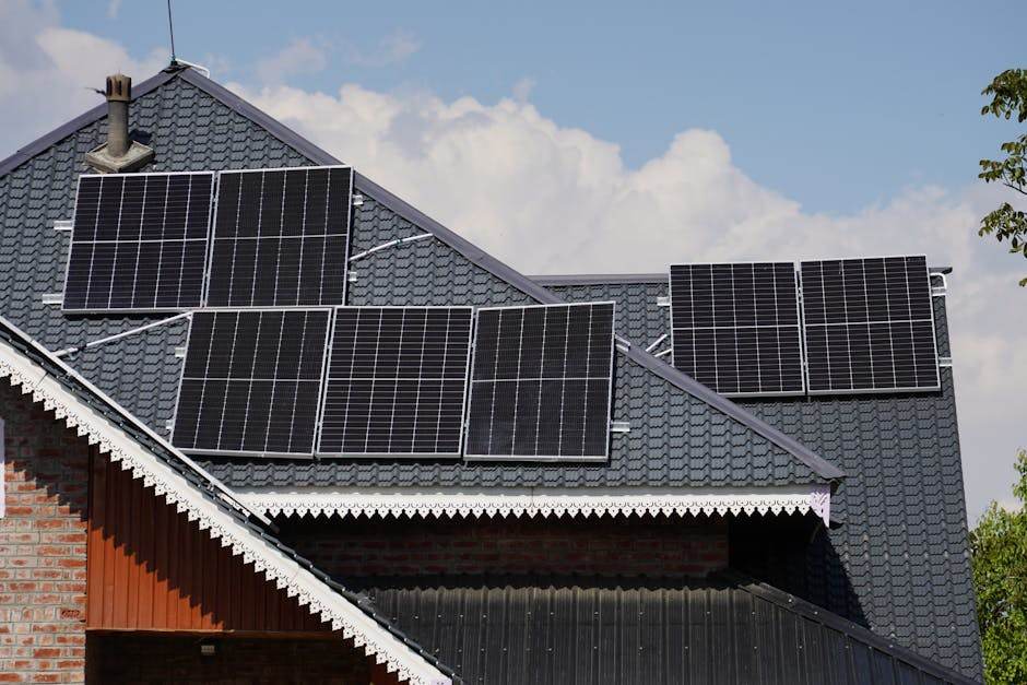 Maison avec panneaux solaires en plein après-midi