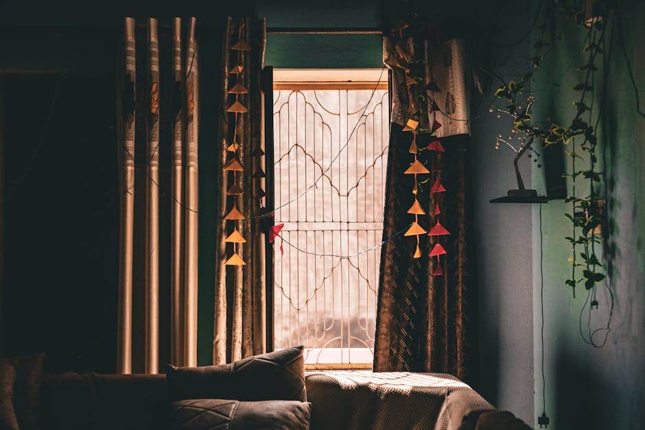 Fenêtre avec rideaux thermiques et lumière du soleil dans un salon en hiver