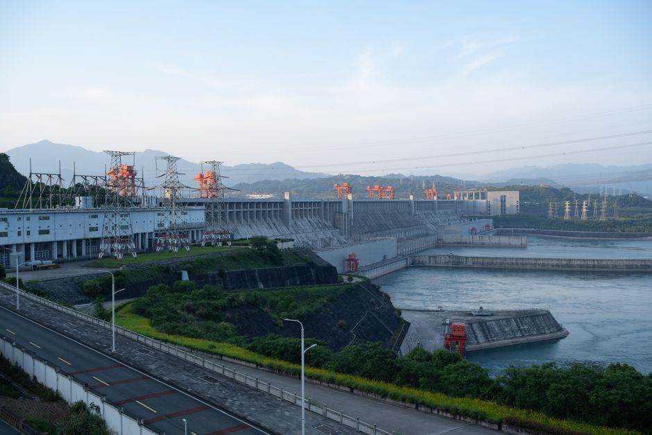 Vue aérienne d'un immense barrage hydroélectrique en montagne
