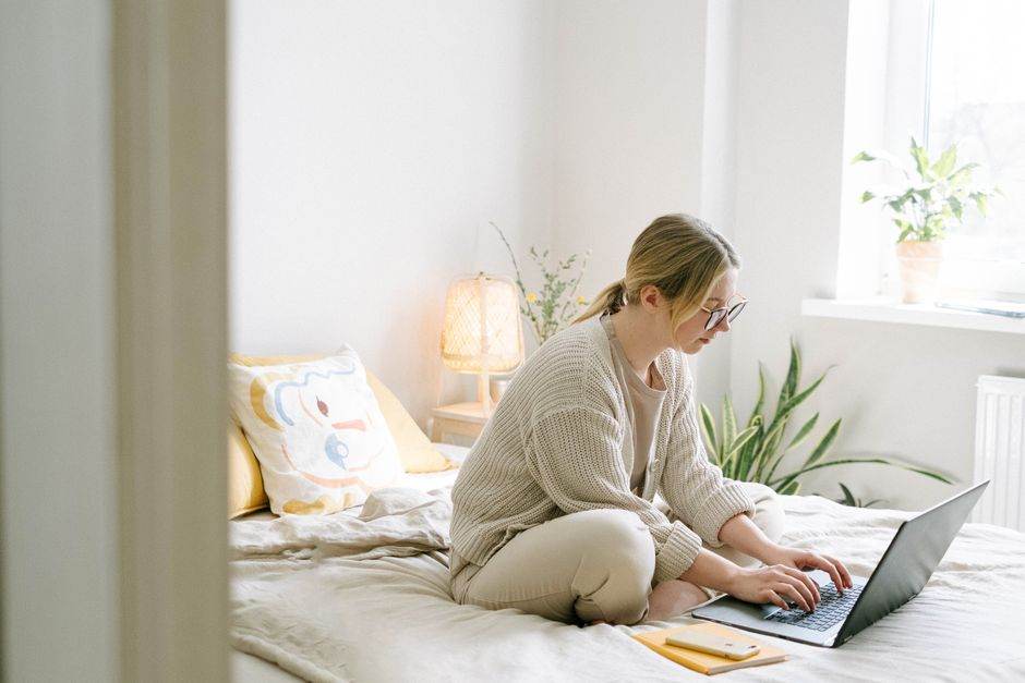 Person comparing energy contracts on laptop