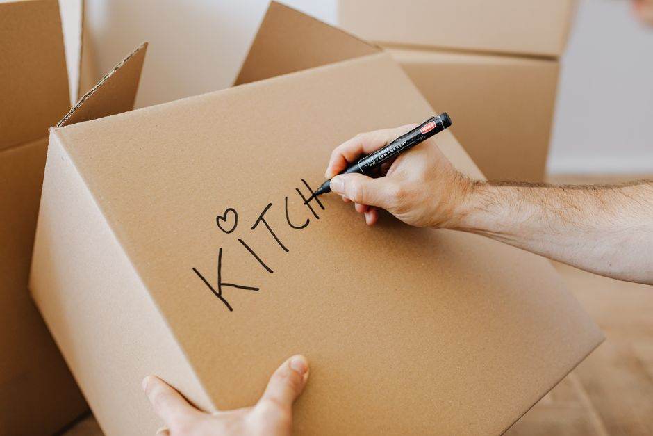 Maison avec cartons de déménagement et ambiance de départ