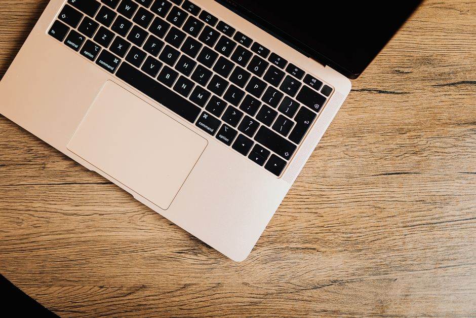 Ordinateur portable MacBook Air sur bureau moderne