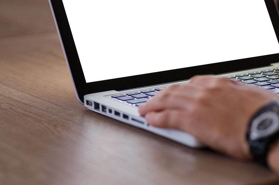 Person comparing electricity offers on a laptop