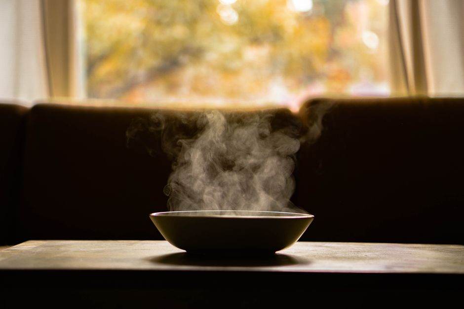 Bol d’eau sur un radiateur pour humidifier l’air d’une pièce