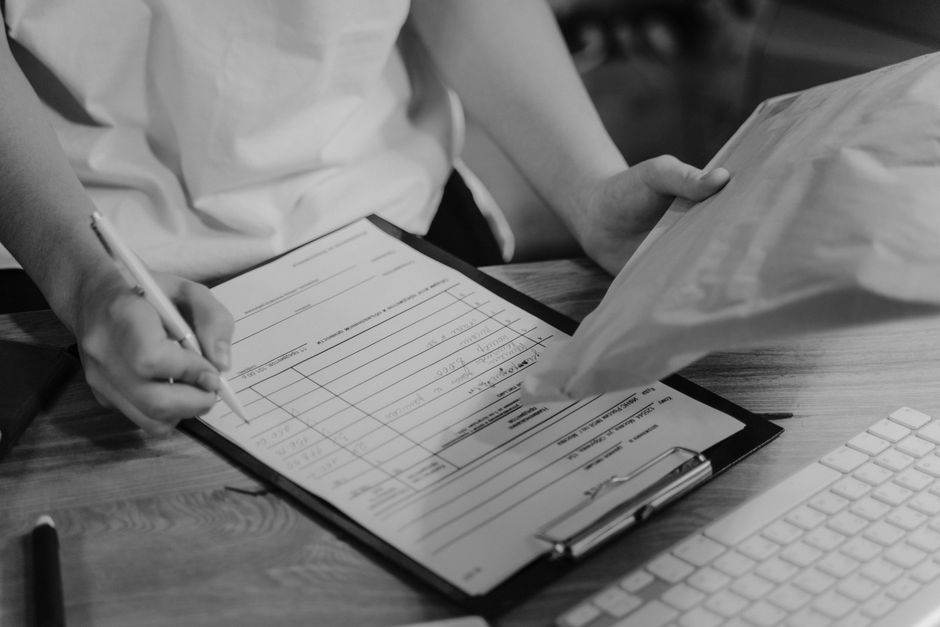 Personne remplissant un formulaire de changement d'adresse ou de réexpédition de courrier