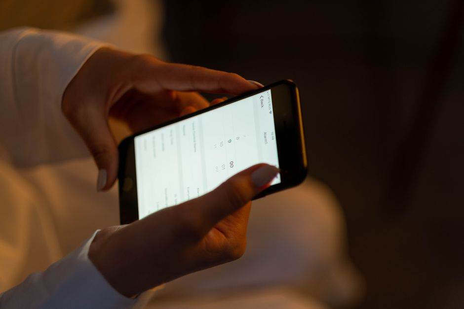 Smartphone showing dynamic electricity prices and off-peak hours