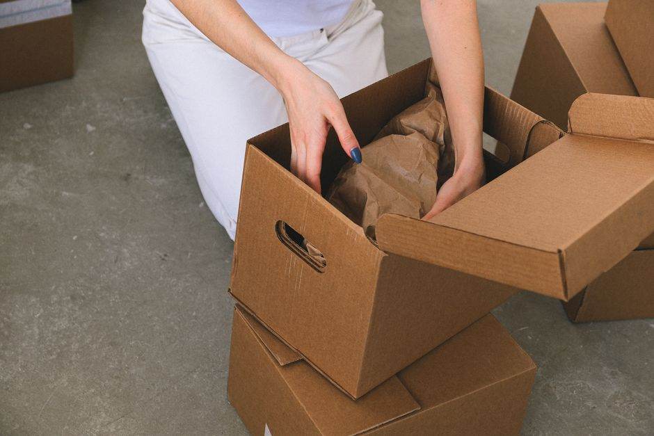 Boîte aux lettres avec courrier et colis lors d'un déménagement