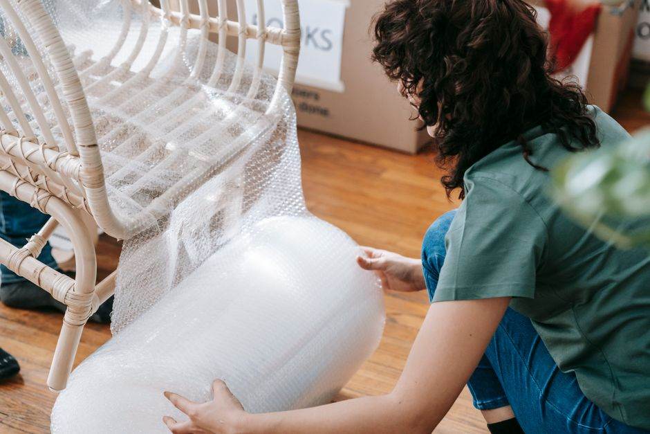 Fenêtre recouverte de papier bulle pour améliorer l'isolation thermique