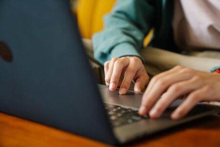USB-C obligatoire : ce que change vraiment la décision du Parlement européen Crop unrecognizable distance employee surfing internet on netbook while working on project at desk in room
