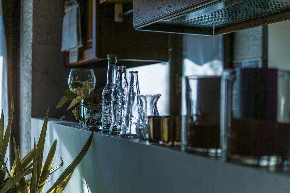 Bouteille d’eau placée près d’un radiateur dans un intérieur chauffé