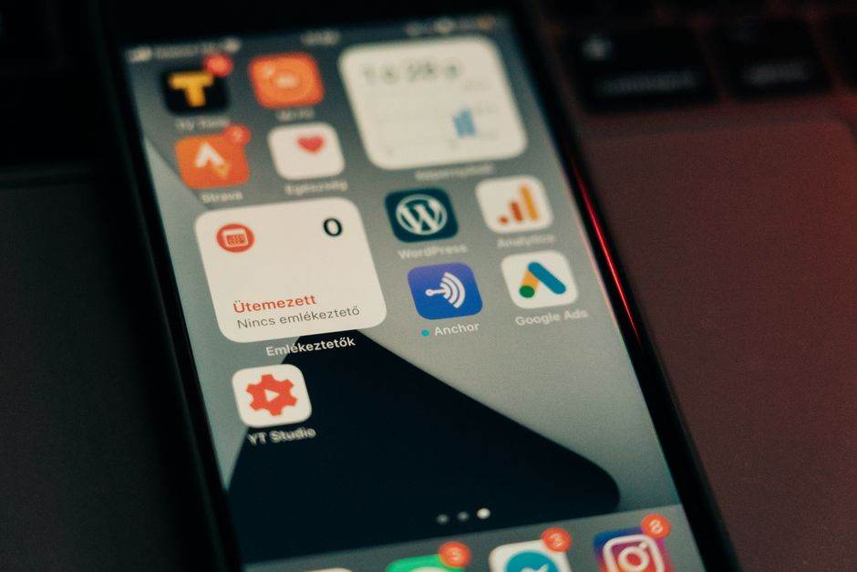 Personne consultant une application mobile d’alerte énergie sur smartphone