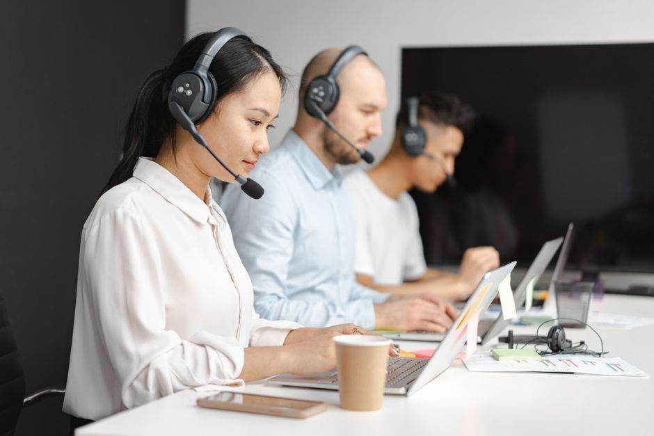 Customer service representative handling telecom contract cancellation
