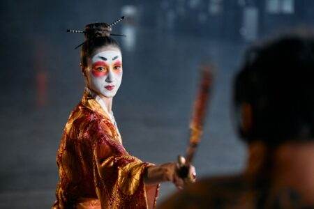 Comparateur de factures : comment JeChange monétise la mise en relation sans vendre du vent A captivating geisha in costume poses dramatically with a weapon in hand onstage.