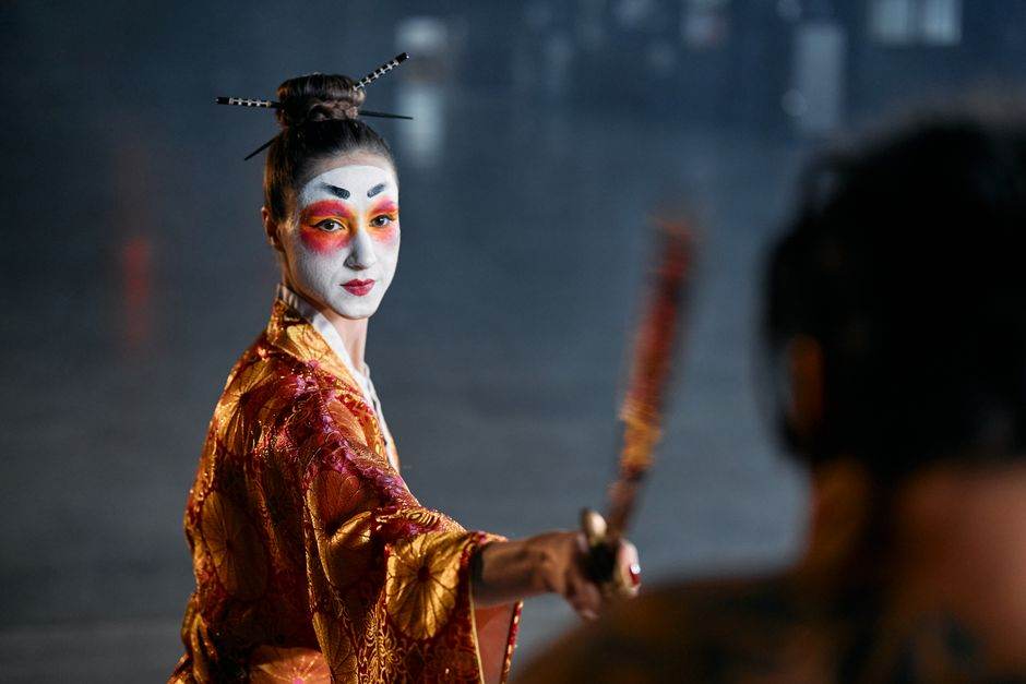 Comparateur de factures : comment JeChange monétise la mise en relation sans vendre du vent A captivating geisha in costume poses dramatically with a weapon in hand onstage.