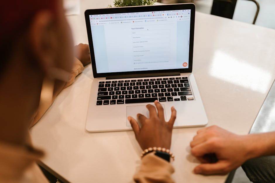 Personne utilisant un ordinateur portable pour un service en ligne administratif