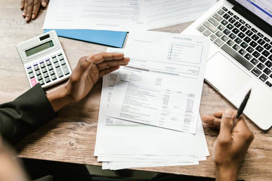 Personne comparant plusieurs offres de prêt immobilier sur ordinateur portable