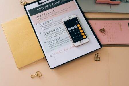 PleniWeb Gaz : dernière fenêtre pour verrouiller un prix fixe avant la hausse Organized business tools with a smartphone, documents, and stationery in a flat lay format.