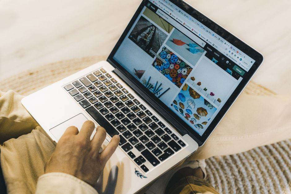 Amazon veut faire parler les morts avec Alexa : ce que prévoit l’IA d’Amazon A person using a laptop to browse stock photo websites. Freelancing work in a cozy setting.
