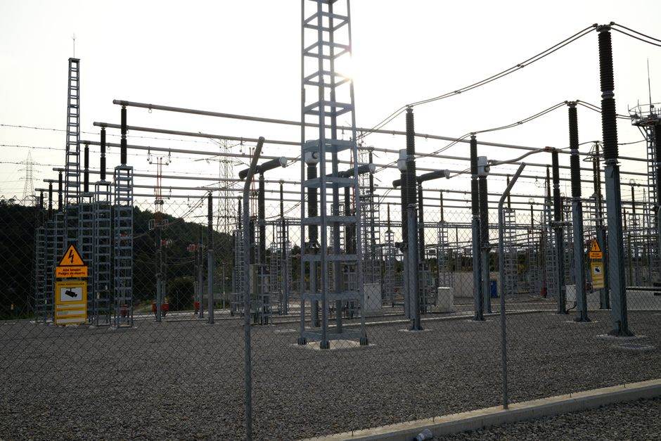 Power station and transmission infrastructure in a resilient energy system