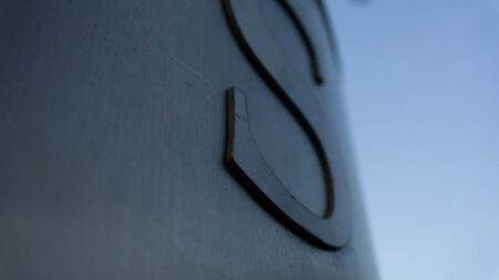 Identité sonore : pourquoi votre marque a besoin d’une voix, pas juste d’un logo a close up of a clock face on a building