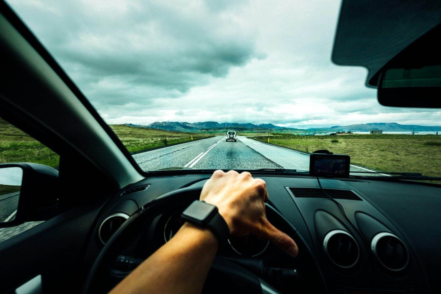 Ornikar assurance auto : le devis rapide qui simplifie tout person driving car near vehicle under nimbus cloudes