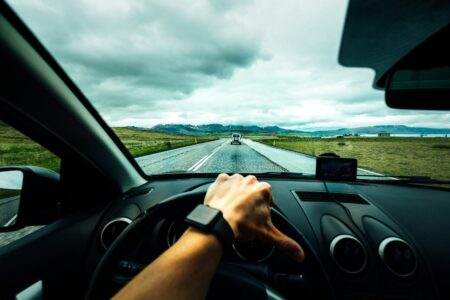 Ornikar assurance auto : le devis rapide qui simplifie tout person driving car near vehicle under nimbus cloudes