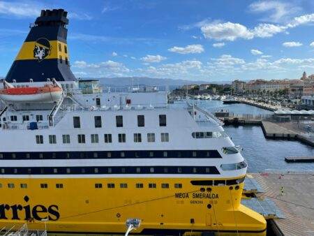 Prendre le ferry jusqu’en Corse : comparatif des ports de départ depuis la France a large white ship