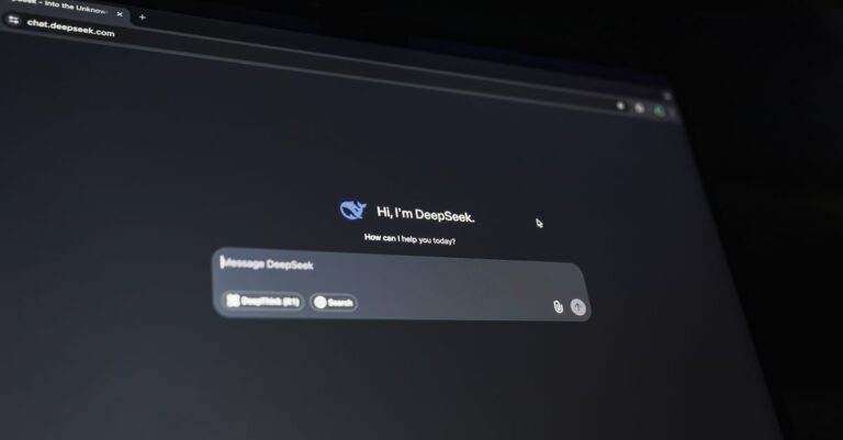 GPT-5.6 Terra : notre avis sur le modèle intermédiaire d’OpenAI en 2026 A dark-themed chat interface displaying an AI assistant conversation starter on a screen.