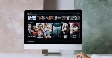 Disney+ en août 2026 : notre top 10 des séries à regarder, de The Bear à X-Men ’97 A modern workspace featuring a desktop screen displaying popular streaming series on Netflix.