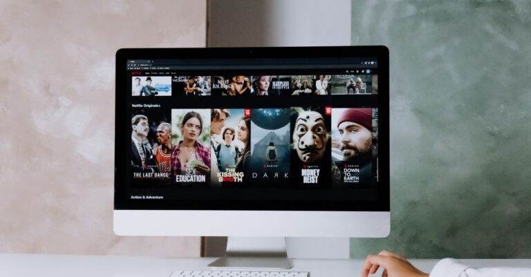 Disney+ en août 2026 : notre top 10 des séries à regarder, de The Bear à X-Men ’97 A modern workspace featuring a desktop screen displaying popular streaming series on Netflix.