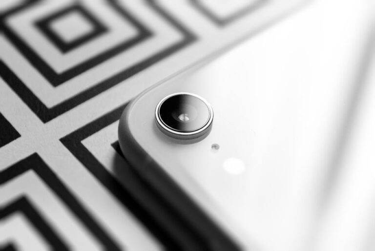 Pixel 11, 11 Pro, Pro XL et Fold : Tensor G6, HiLight et prix attendus en août 2026 Black and white close-up capturing the elegance of a smartphone camera lens against a geometric background.